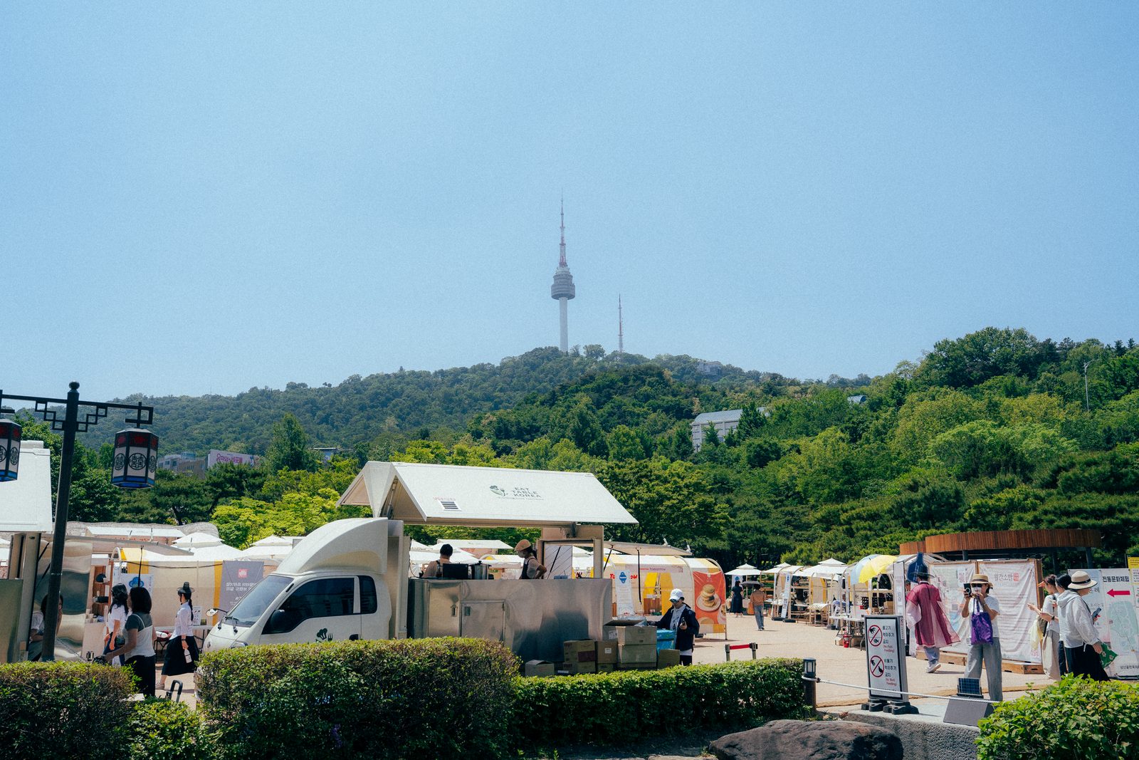 월간소반 — 남산 아래 축제 현장의 푸드트럭과 부스 전경