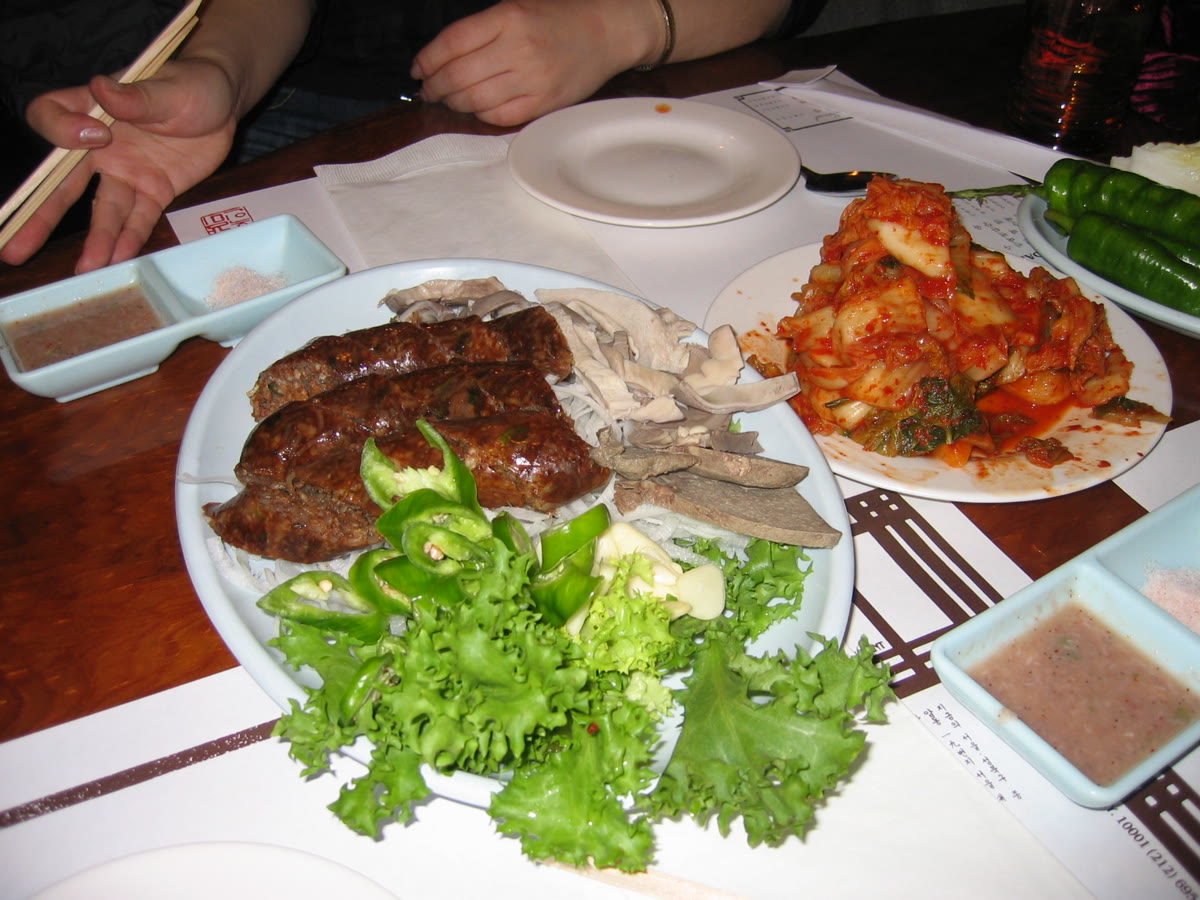 순대와 편육, 고추, 상추를 한 접시에 담고 김치를 곁들인 상차림
