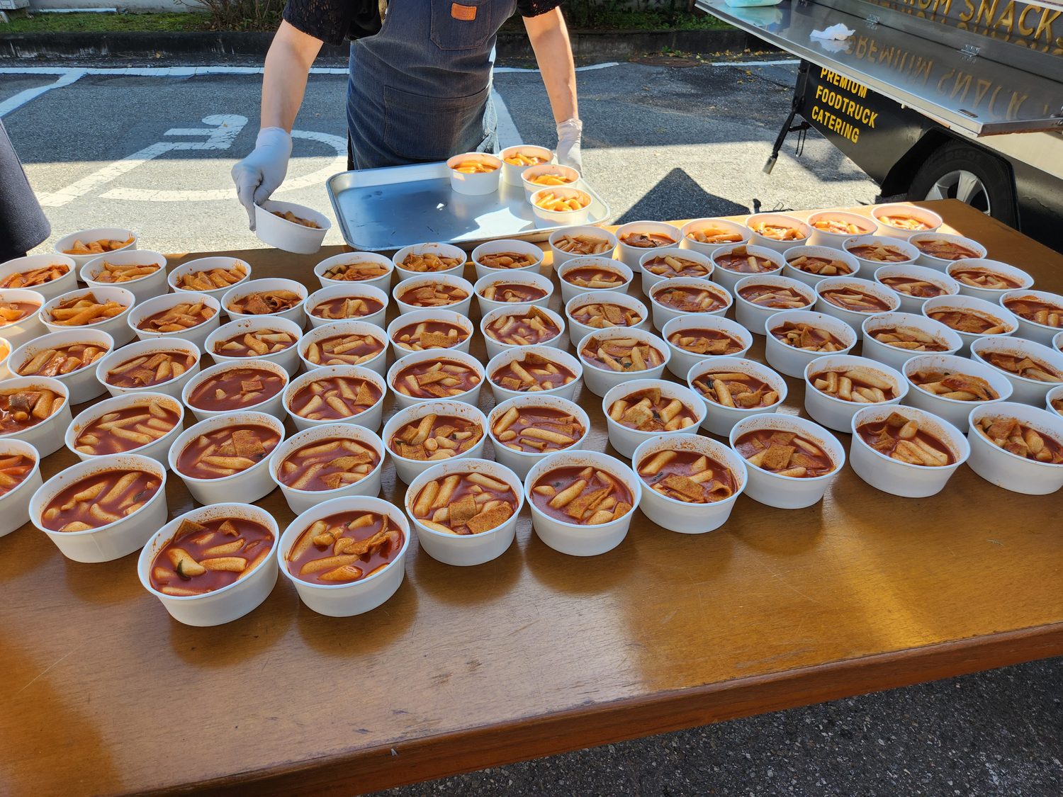 대량 배식을 위해 미리 담아 정렬한 컵 단위 급식