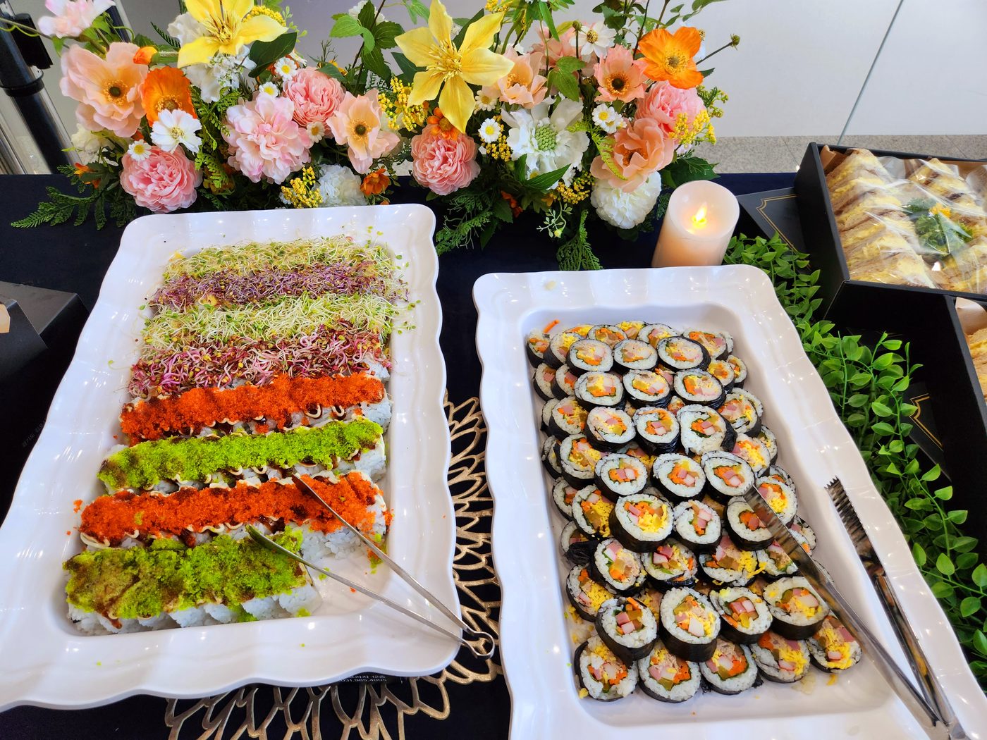 플라워 데코 케이터링 테이블 — 김밥·핑거푸드 구성